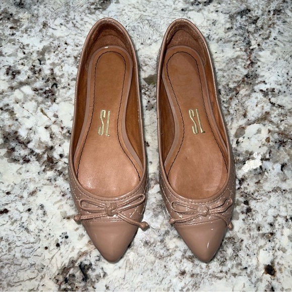 Santa Lolla Tan Quilted Pointed Toe Flats With Bowtie Size 5B - Picture 10 of 10